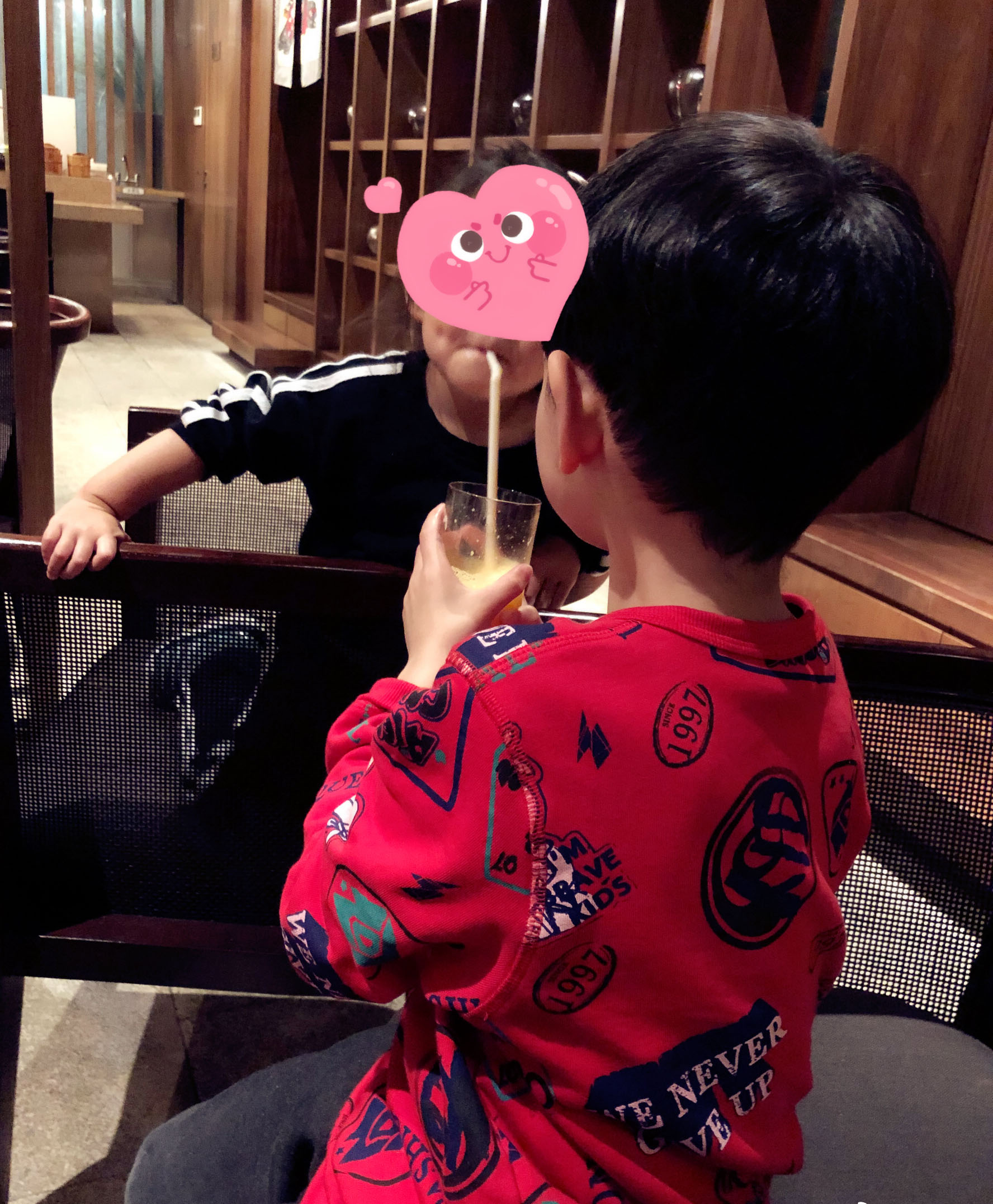 人设崩塌？杨烁出轨美女共度一晚，手机上被马赛克的手指细思极恐