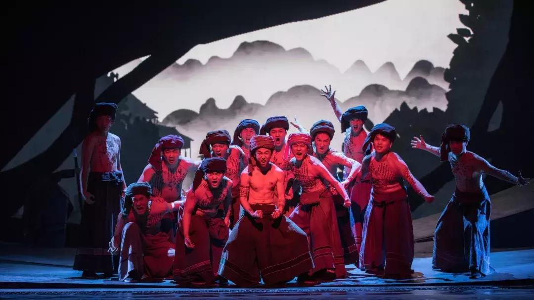 歌颂祖国，战象献礼！3.8m巨型“偶象”跳出课本