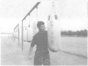 警用防暴棍和匕首警拳,警用防暴橡胶棍杀伤力