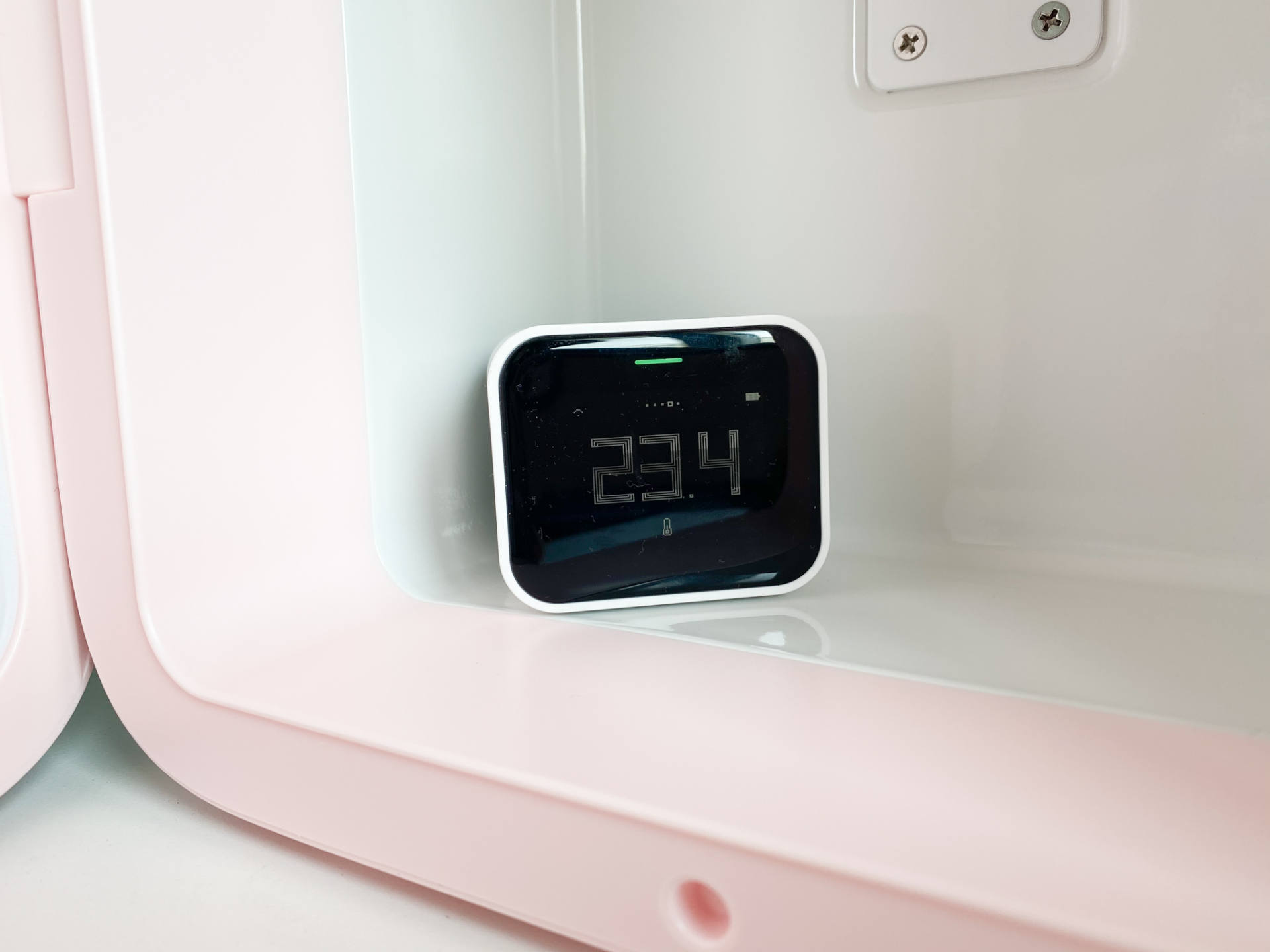 想要上班时随时喝上冷热饮?试试这款可放在桌面的小冰箱