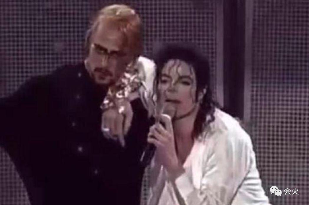 他外表凶狠，内心文艺，曾纵横各类电影，一幅画能卖几十万？