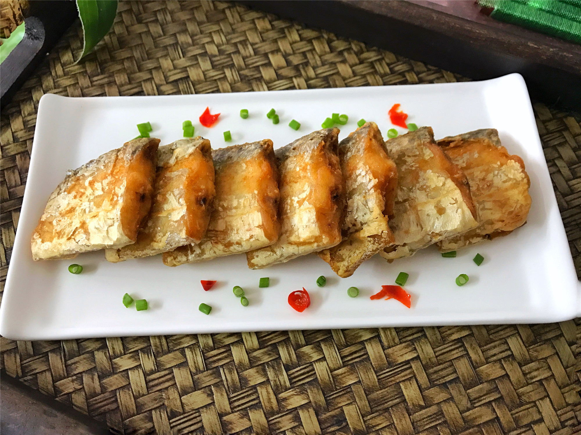 这才是炸带鱼的正确做法香酥鲜嫩,炸带鱼怎么不粘锅鱼肉不会碎