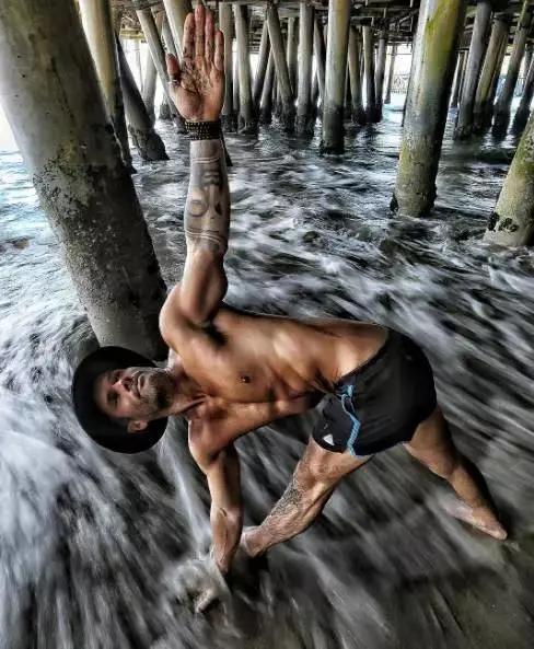 看完这些人,你再也不会觉得男人练瑜伽“娘”了