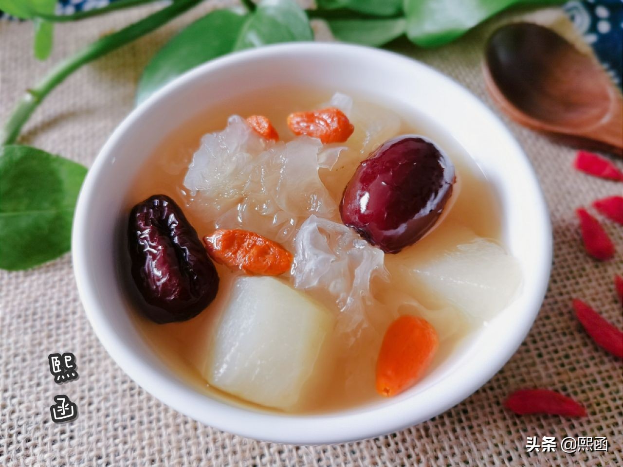 银耳和雪梨一起下锅能不能熬出胶,鲜银耳炖雪梨正确做法