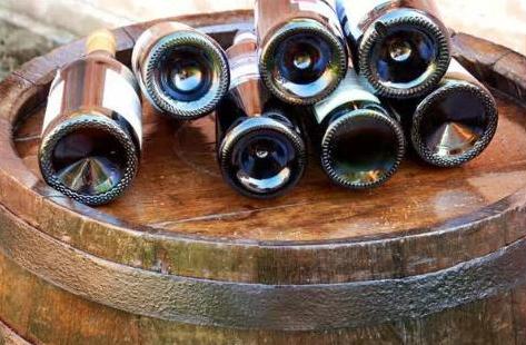 红酒底凹槽边是做什么的,红酒底座有个缺口是什么作用呢