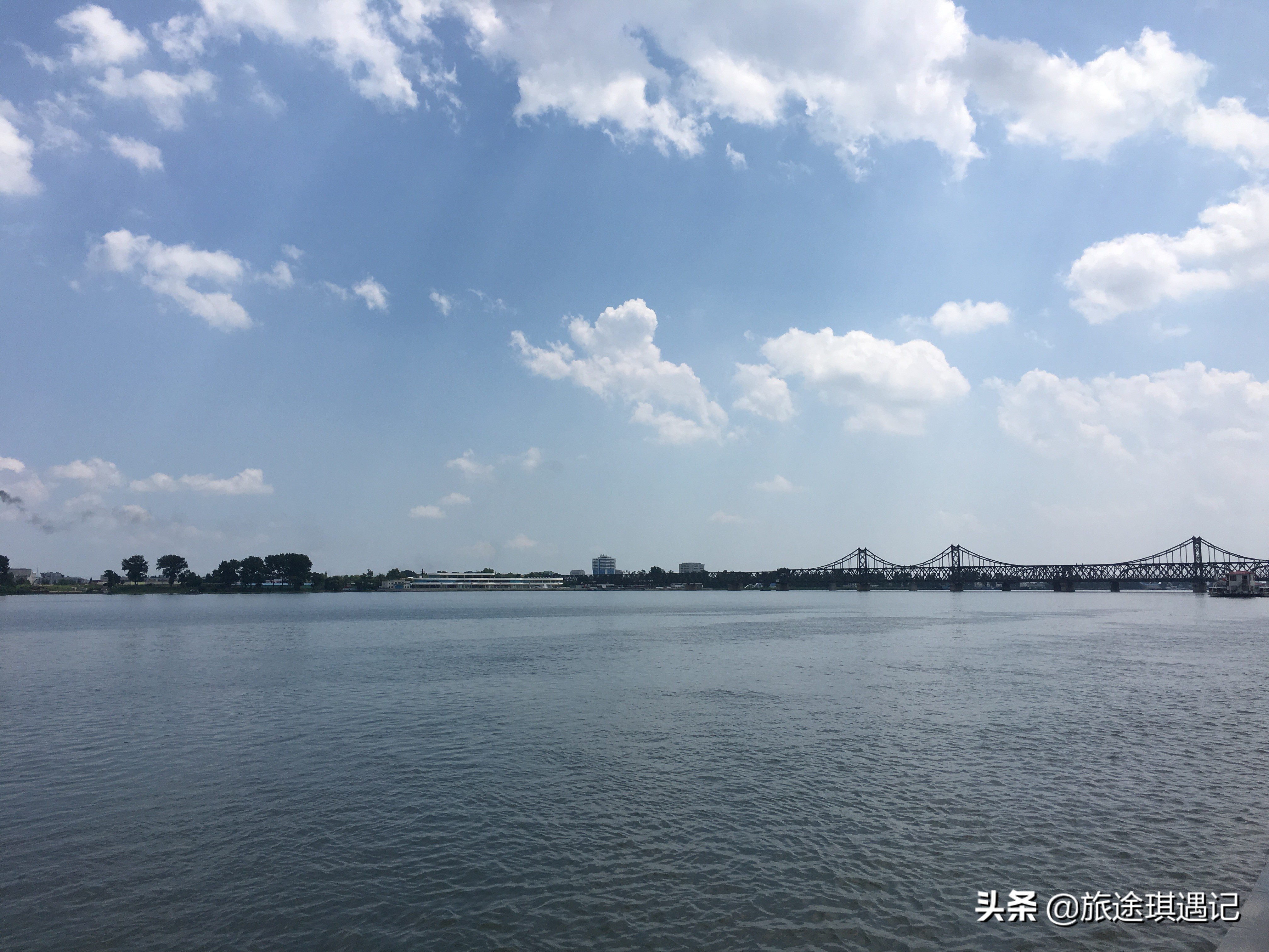 去丹东必打卡的两件事，游抗美援朝时跨过的鸭绿江，品特色黄蚬子