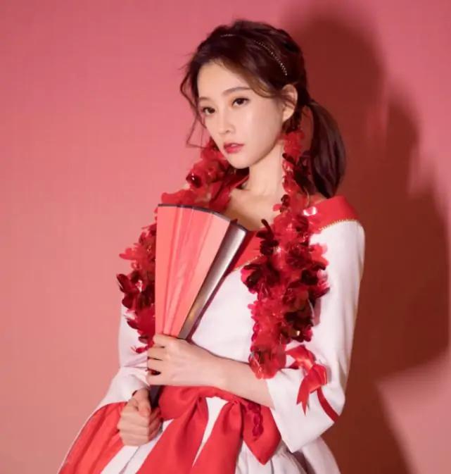 冯提莫蕾丝吊带露背连衣裙,冯提莫惊艳美女