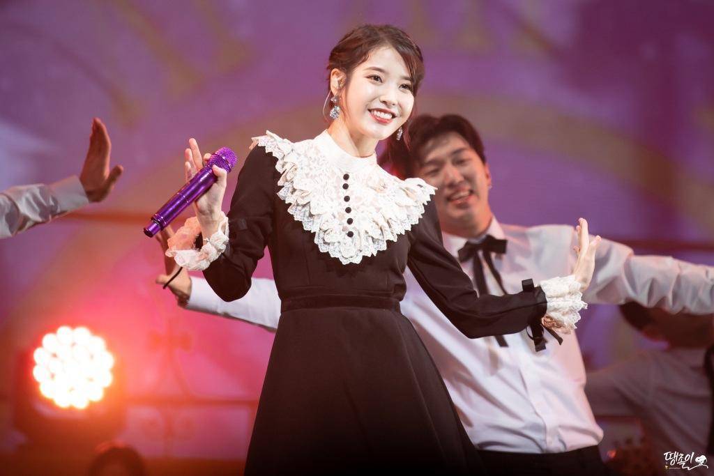 iu晒美照湿发造型出镜,iu回归照片最新