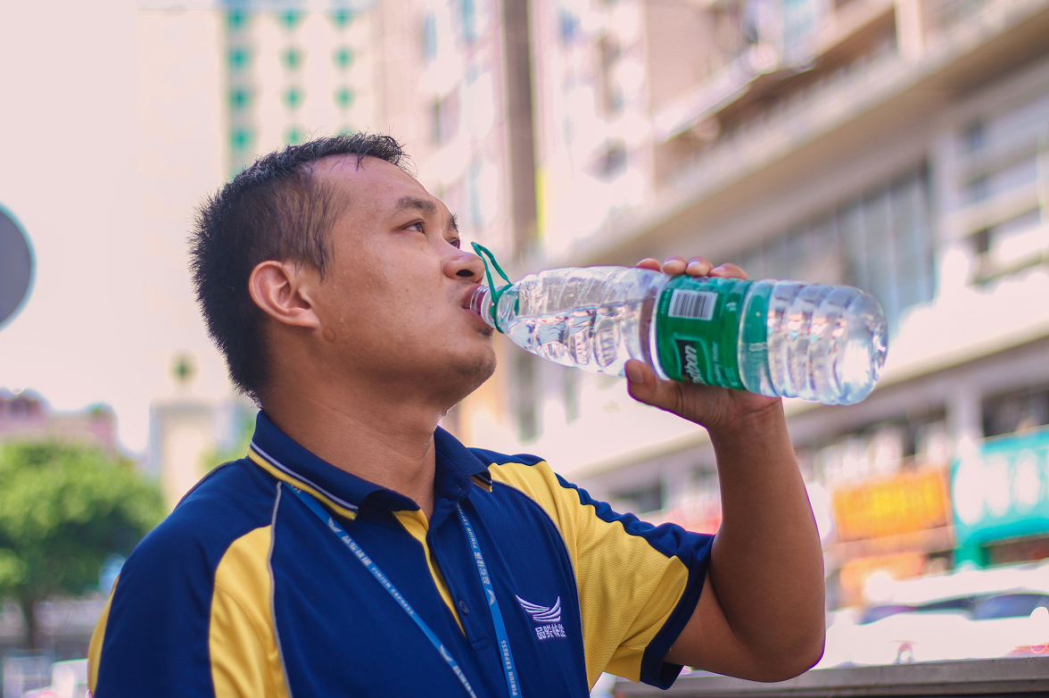 夏日快递不降温，冒酷暑品骏小哥在飞奔