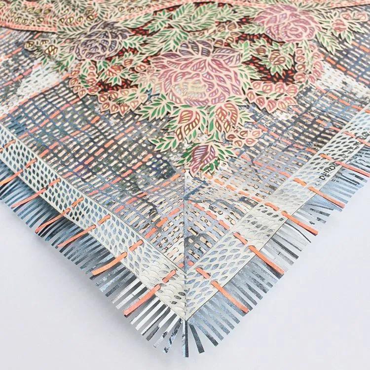 她用一把手术刀在2毛钱废报纸上雕出精美图腾,一幅卖60万