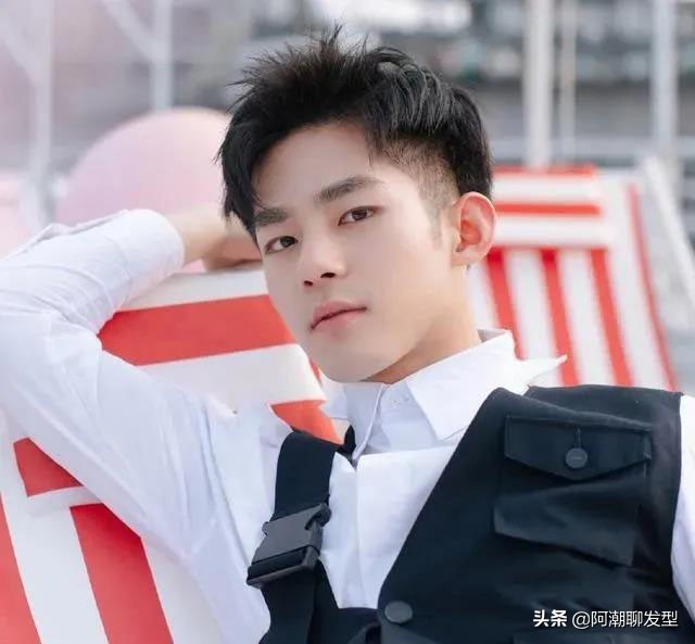 初夏最美发型教程,8款轻成熟男生发型清爽又帅气