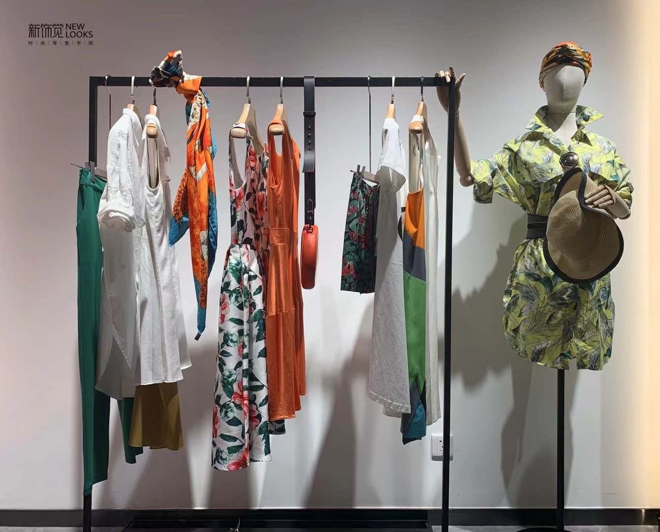 陈列衣服怎样陈列出高级感女装,高级服装陈列技巧