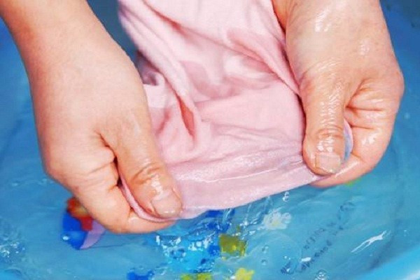 油漆表面上的污渍怎么去除,油漆不小心弄到了手上怎样处理