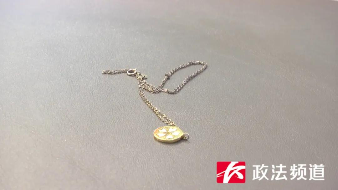 女子投诉在长沙中茂城张万福买的彩银项链褪色变黑，商家回应