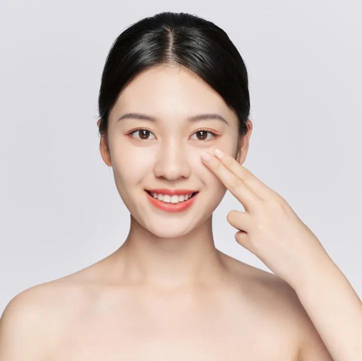 眼部精华和眼霜的正确涂抹手法,不用眼部精华可以直接涂眼霜吗