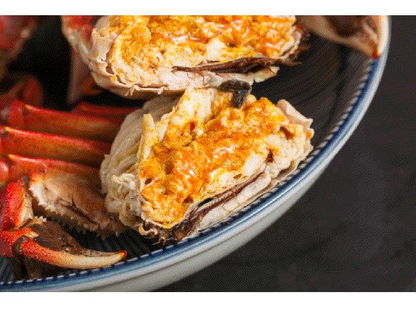 一只螃蟹把一个人吃得只剩下半身,一只螃蟹把另一只螃蟹给吃了