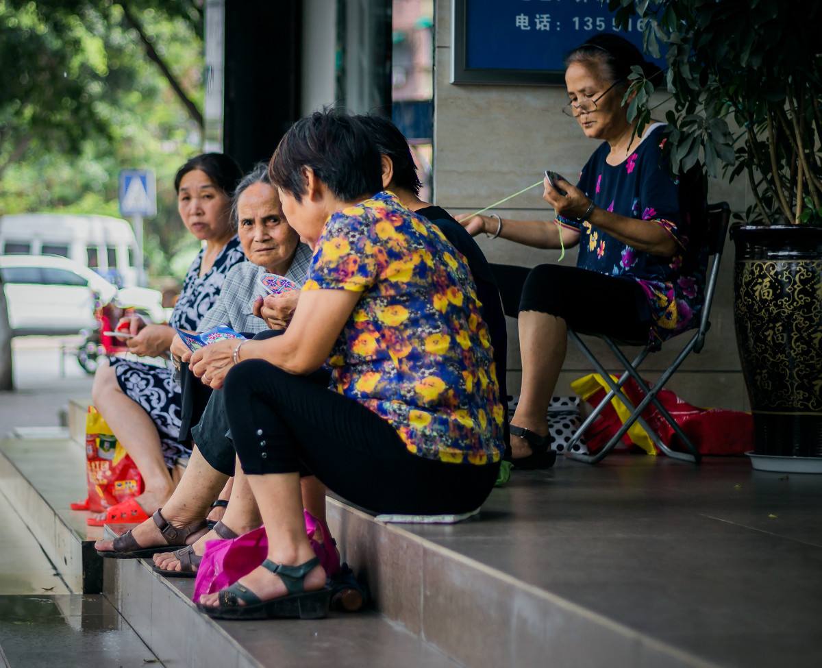 小朋友把瓶子打碎后表现,小孩把酒瓶打碎被揍了