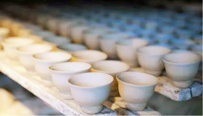 这种碗很多人小时候都曾使用过,却不知道其模仿的对象价值连城!