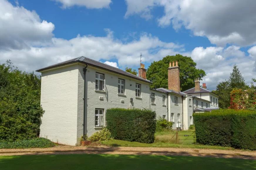 当王室成员打开大门在家里拍照时，我们才终可以一睹他们的豪宅