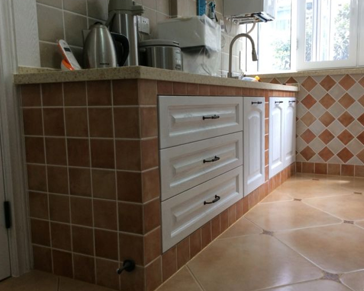 厨房地柜瓷砖好还是板材好,厨房做橱柜好吗