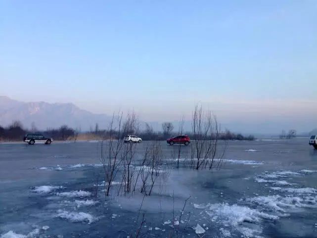 冬季冰钓钓深还是钓浅,冬季冰钓如何找鱼窝