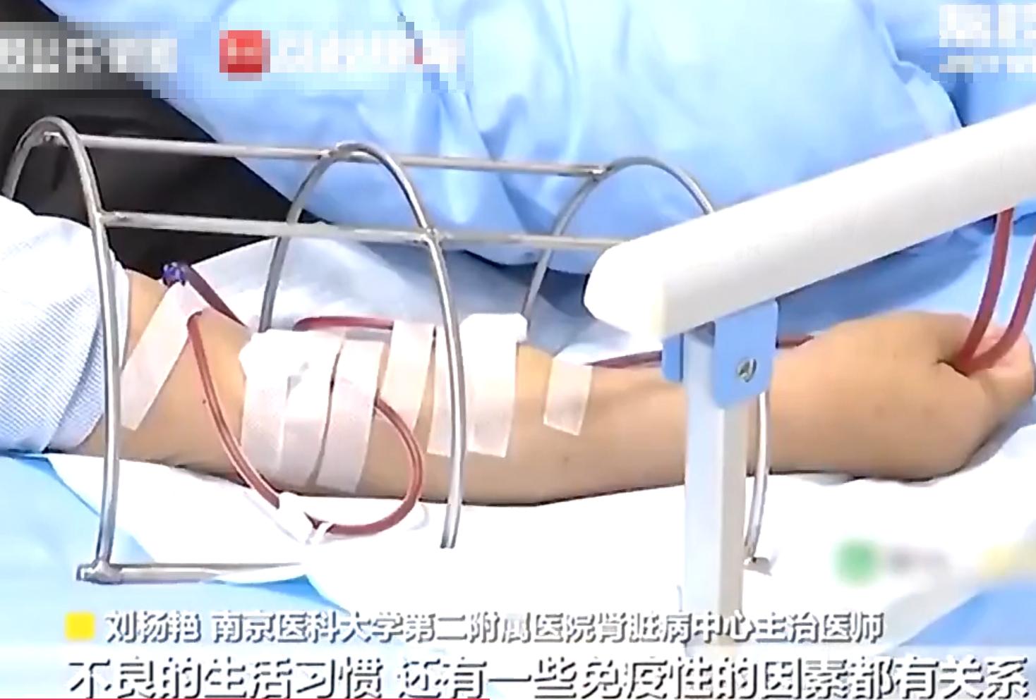 男子长期凌晨直播患肾衰,20岁男子熬夜玩手机导致肾衰