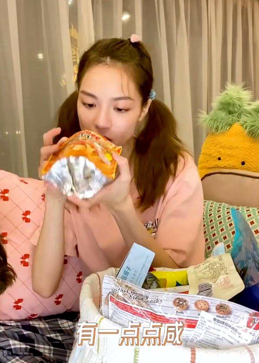 钟楚曦代言的零食,钟楚曦王霏霏西服撞衫