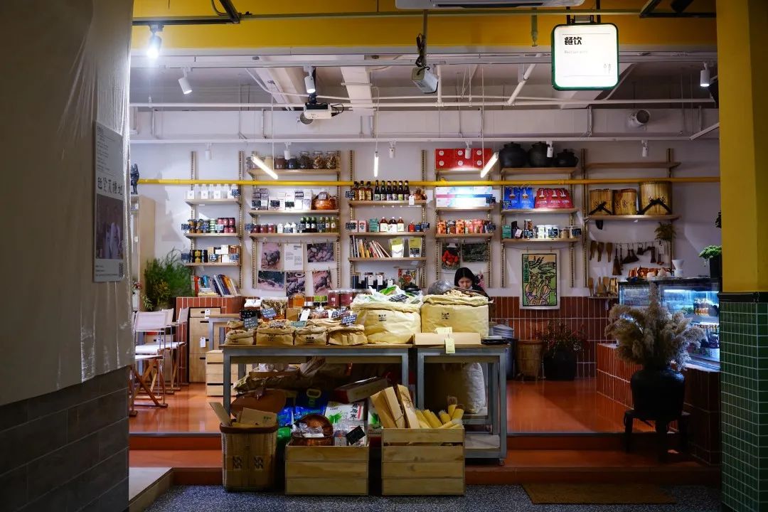 这条街,可能是全上海最时髦又接地气的