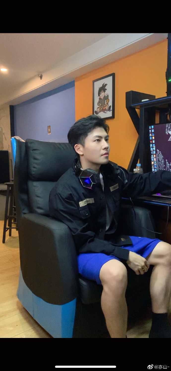 学识加成美得自然真实！温大老师像吴彦祖张震，思政老师撞脸Lisa