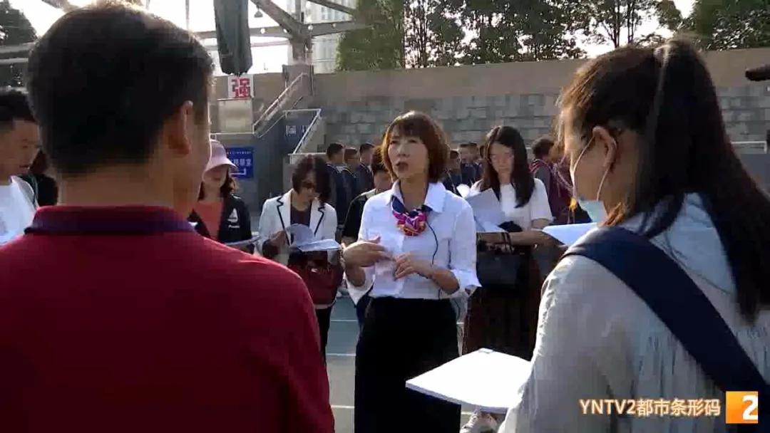 有最严厉的眼神，操最碎的心，她的这*鹰双**眼，是学生最怕的戒尺，也是最难忘的爱