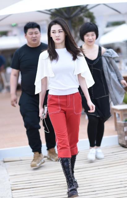 郑恺老婆苗苗都拍了哪些作品,郑恺妻子苗苗同款工装裤