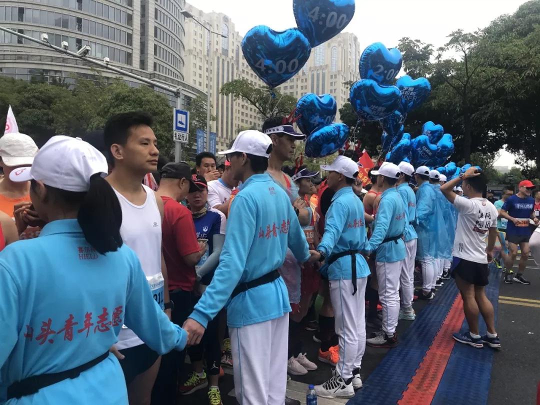 在街头当志愿者,凌晨四点出门当志愿者