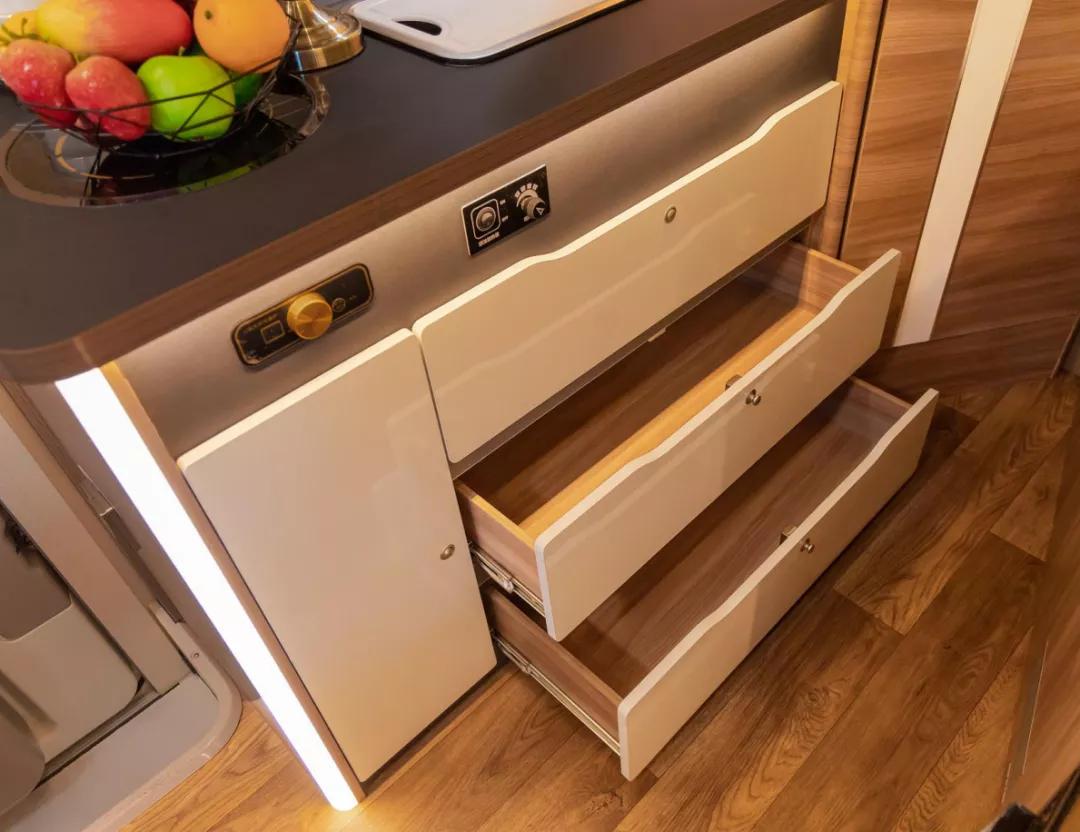 亚特y8纪念版房车,亚特纪念版y8房车价格