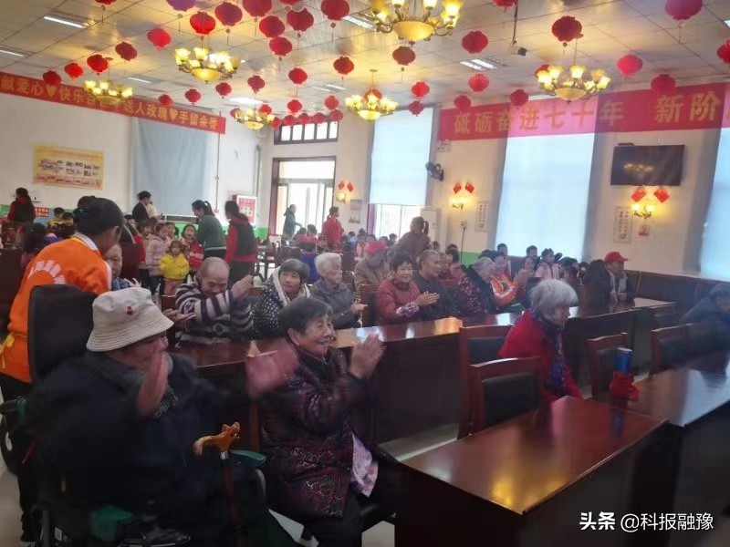 华格善元果幼儿园开展敬老院送温暖公益活动