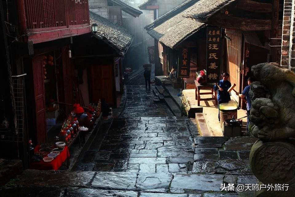 芙蓉镇一座挂在瀑布上的千年古镇,瀑布上的千年古镇芙蓉镇