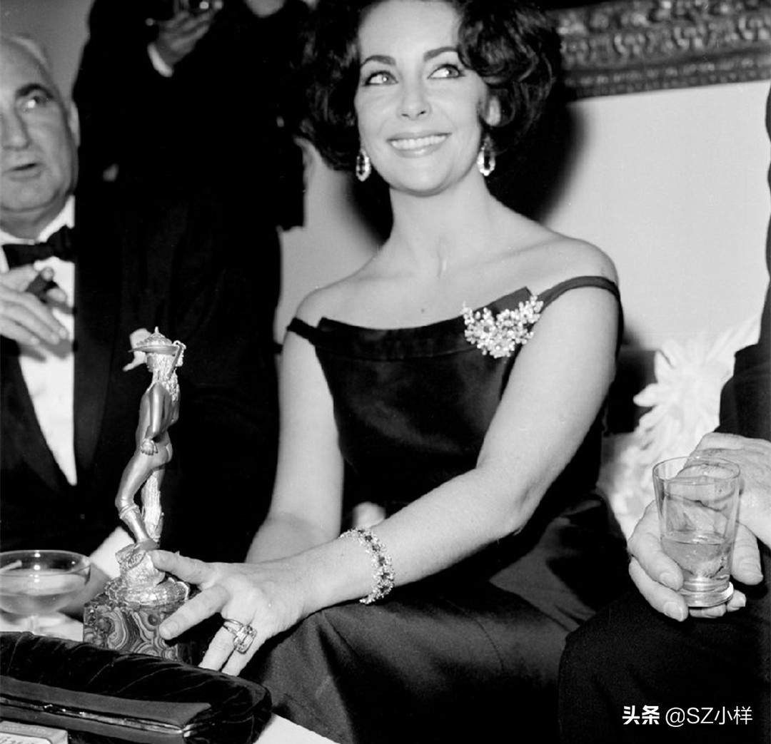 伊丽莎白泰勒传奇人生,伊丽莎白泰勒戴钻石