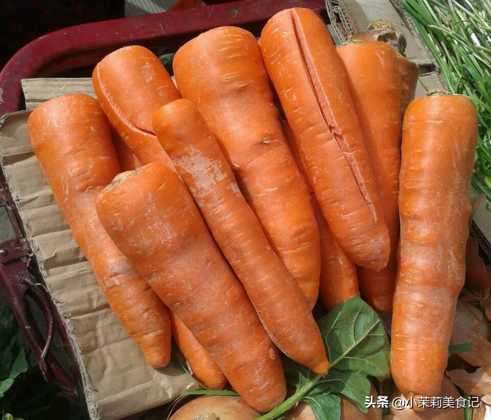 秋天买胡萝卜，选带泥的还是干净的？区别挺大，买错营养差不好吃