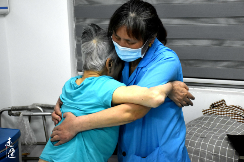 “第一次抠便，我差点吐了”！我和我的三百个爸妈