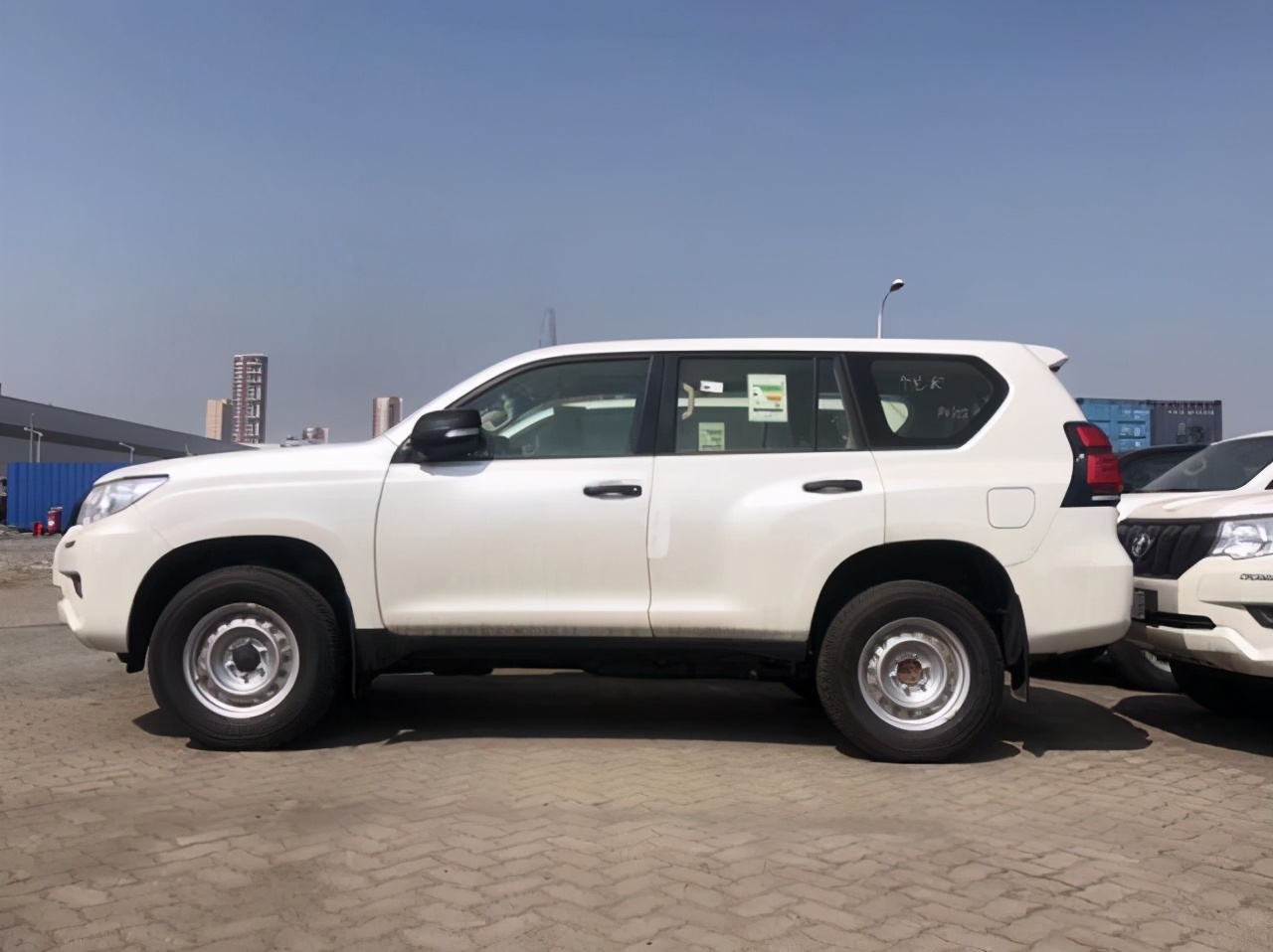 2022款日产途乐对比霸道2700,丰田霸道和日产途乐油耗