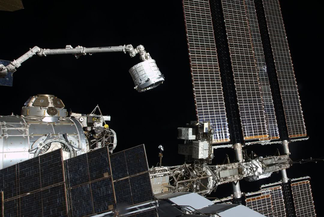 东方红一号的坠毁时间,东方红一号卫星坠毁了吗