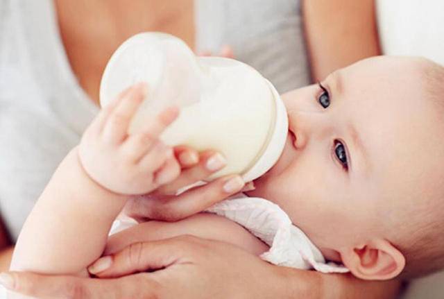 奶瓶买玻璃的好还是硅胶的好一点,奶瓶选塑料的还是玻璃的更好一点