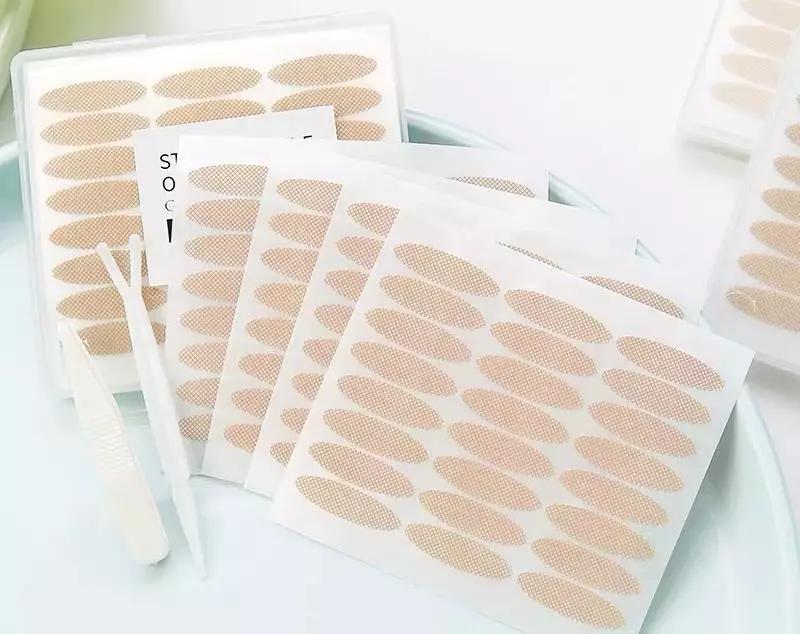 王一博和大张伟戴发带的照片,王一博耍帅大张伟