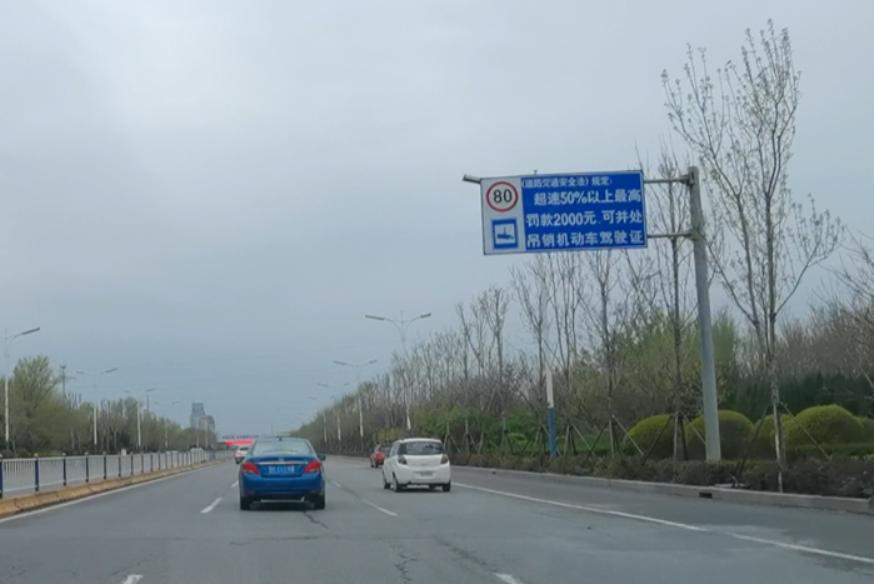 开车途中遇到电子眼急刹有用吗,行车记录仪有闯红灯和限速提示