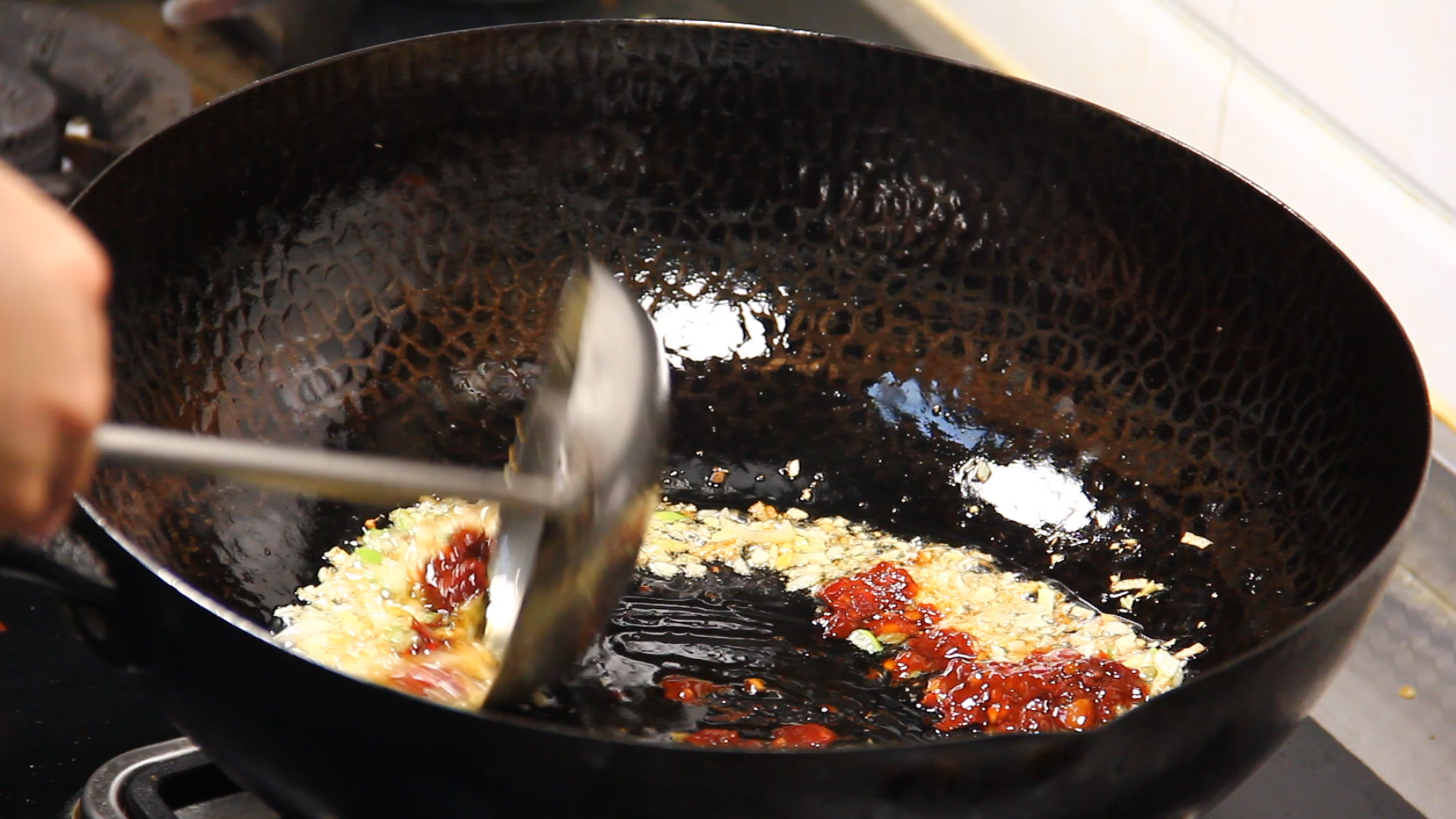 街边浇汁豆腐摆摊做法,浇汁豆腐夜市摆摊赚钱吗