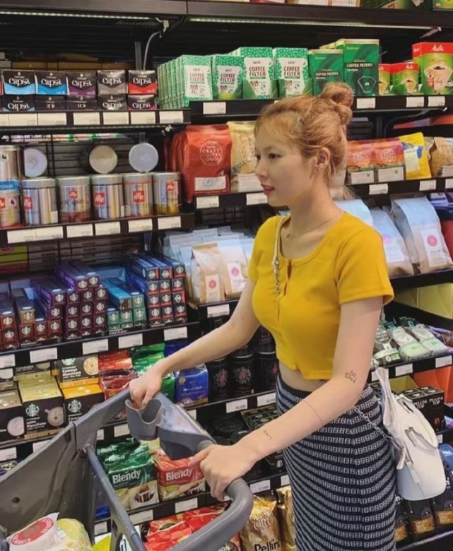 火了金泫雅的粉色“*弹子**鞋”,显脚长2cm,却是无敌显腿细神奇