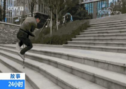 90后独腿搬运工看哭无数人,独腿搬运工生活像一把无情的刀