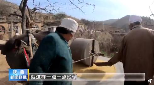 榆林清涧：一边碾米一边直播，不出家门把钱挣