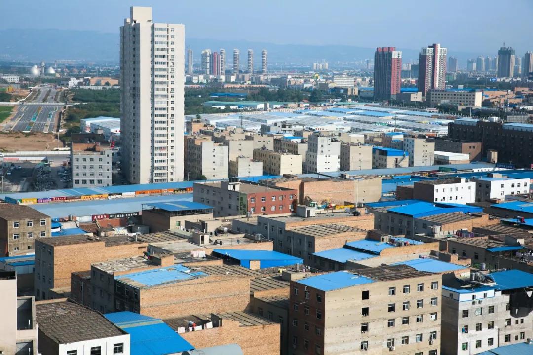 向对面出租屋射了一箭:80后妈妈王莹在城中村的实验艺术