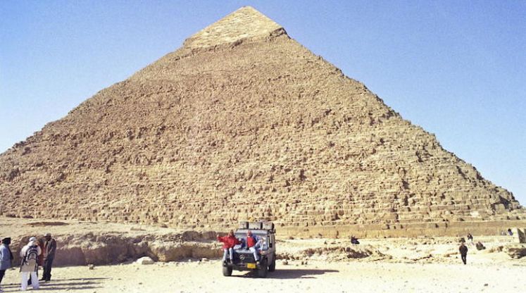 54岁裸辞，花45W流浪地球26年，炸上BBC，这...