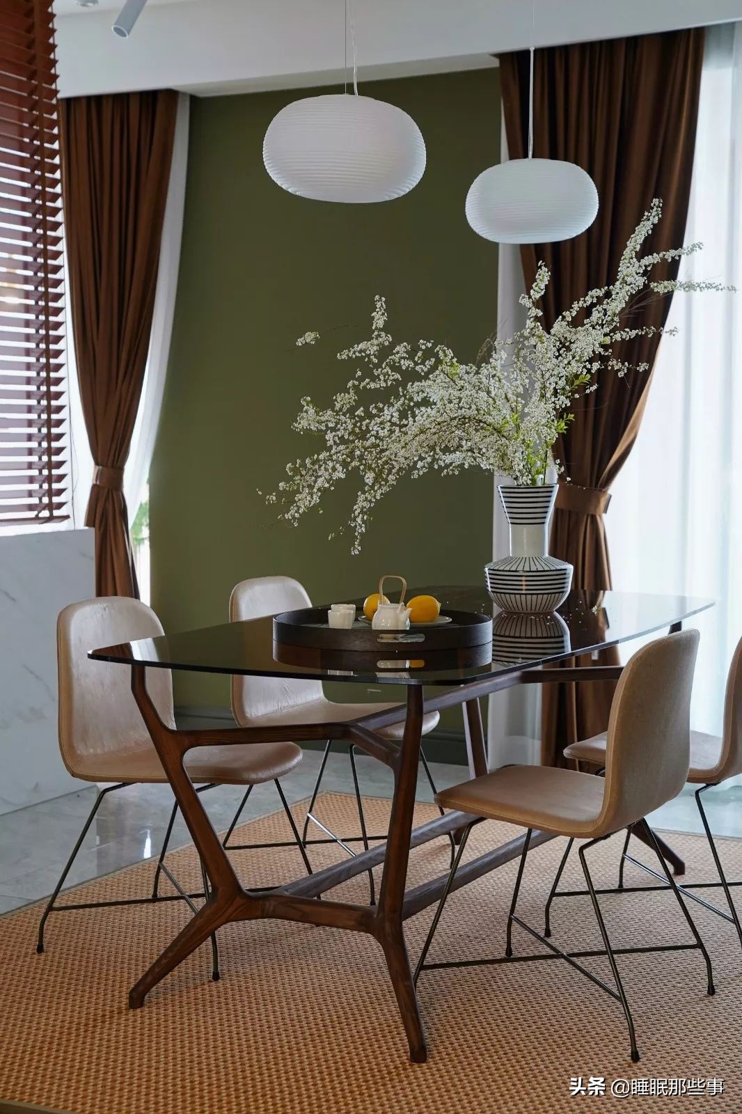 看了一眼她家的绿墙，我觉得我家还可以再抢救一下